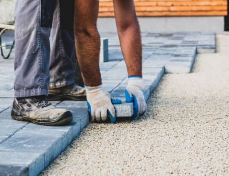 Encontrar obras de colocación de adoquines